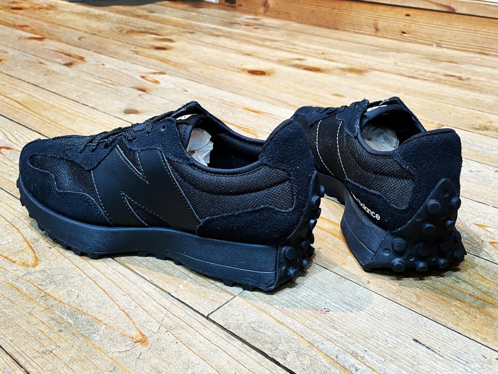 ニューバランス 327 “TRIPLE BLACK”